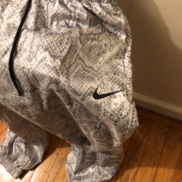 Nike - Picture 2 of 5